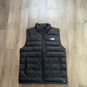 Black The North Face 550 vest. Size medium.